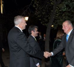 Don Juan Carlos es saludado por el presidente de la Real Academia de Ciencias Exactas, Físicas y Naturales, José Elguero